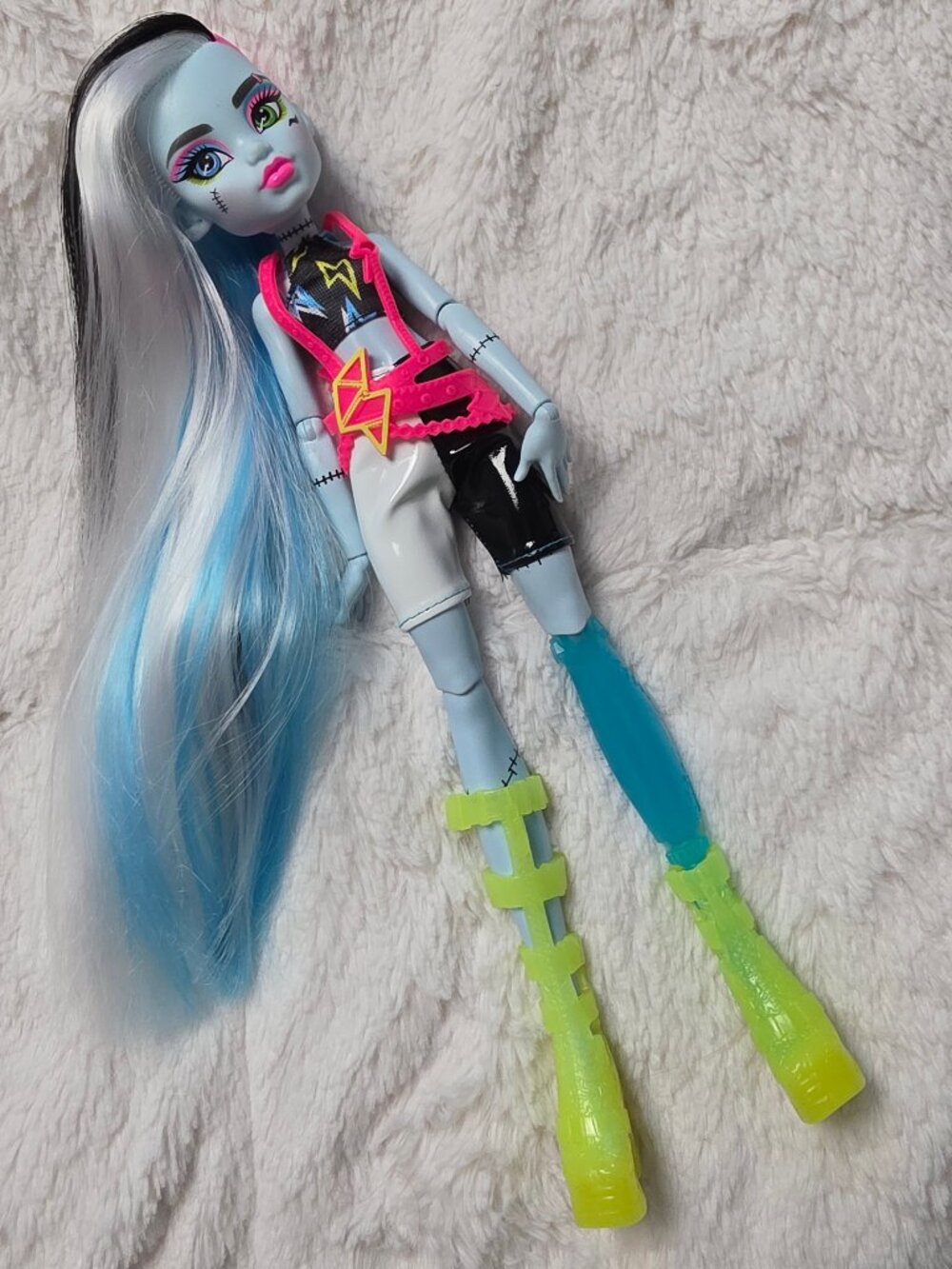 2023 Monster High Neon Frights Frankie Stein G3 Mattel Skulltimate Secrets Doll